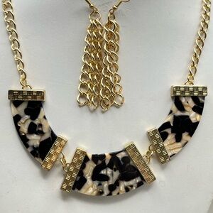 Elegant Gold and Black Necklace
